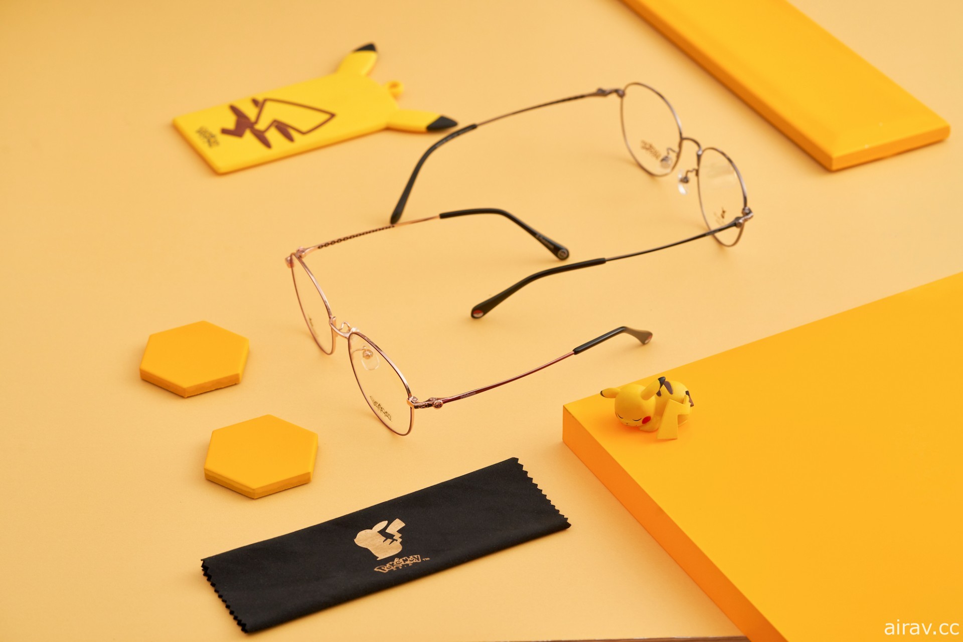 小林眼鏡 ×《寶可夢》聯名鏡架即日起正式推出 皮卡丘眼鏡展示架同步上市