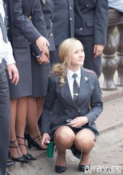 俄羅斯女警穿短裙露美腿太火辣，政府生氣下令『不準穿』！