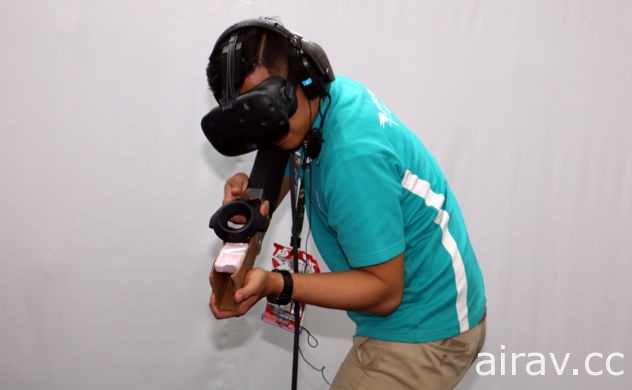 運用虛擬實境遊戲槍 VR-15 一手試玩射擊遊戲《ROM》與狙擊遊戲《The Nest》