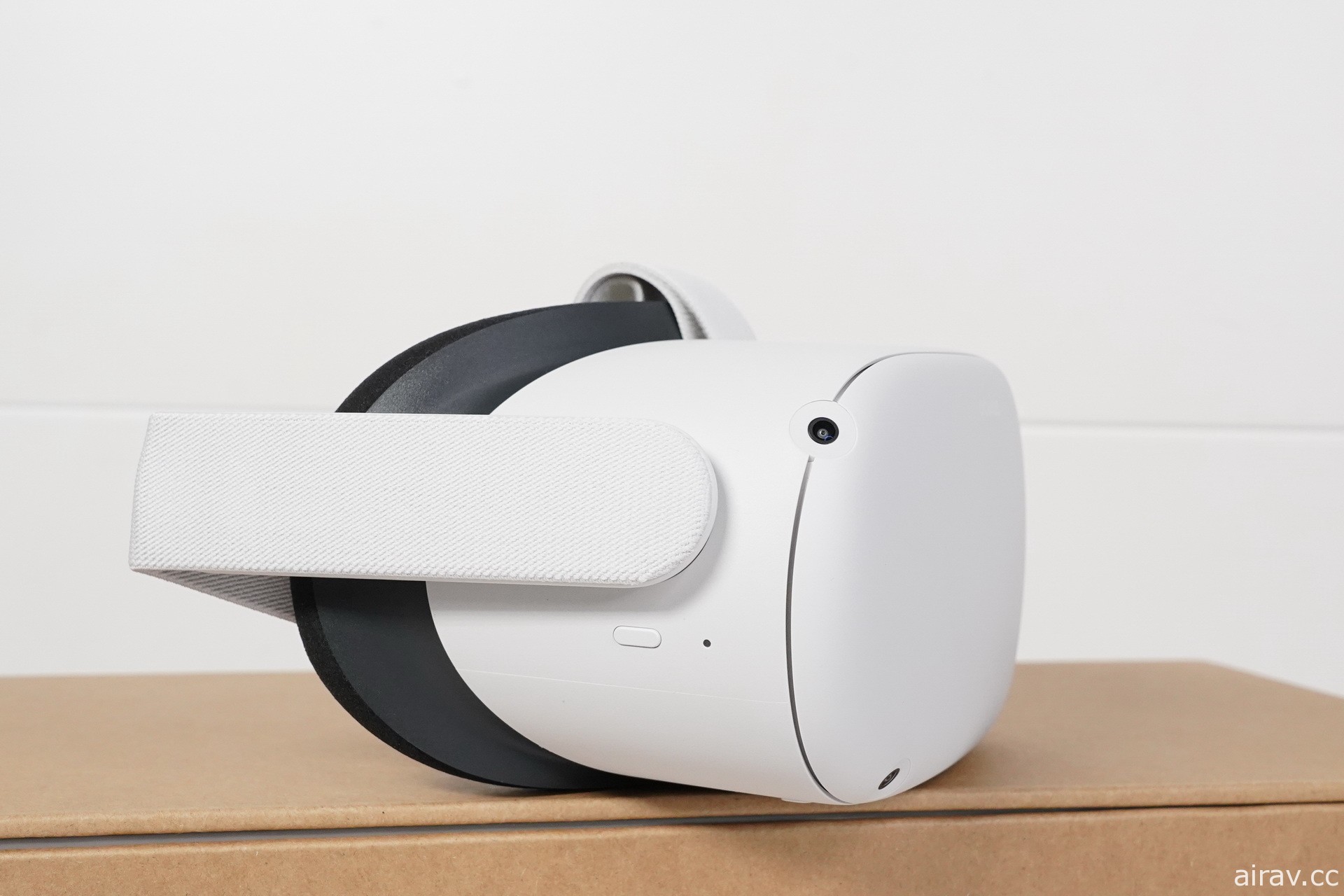 【开箱】新一代 VR 头戴式装置 Oculus Quest 2 发售 一探白色设计新主机和控制器样貌