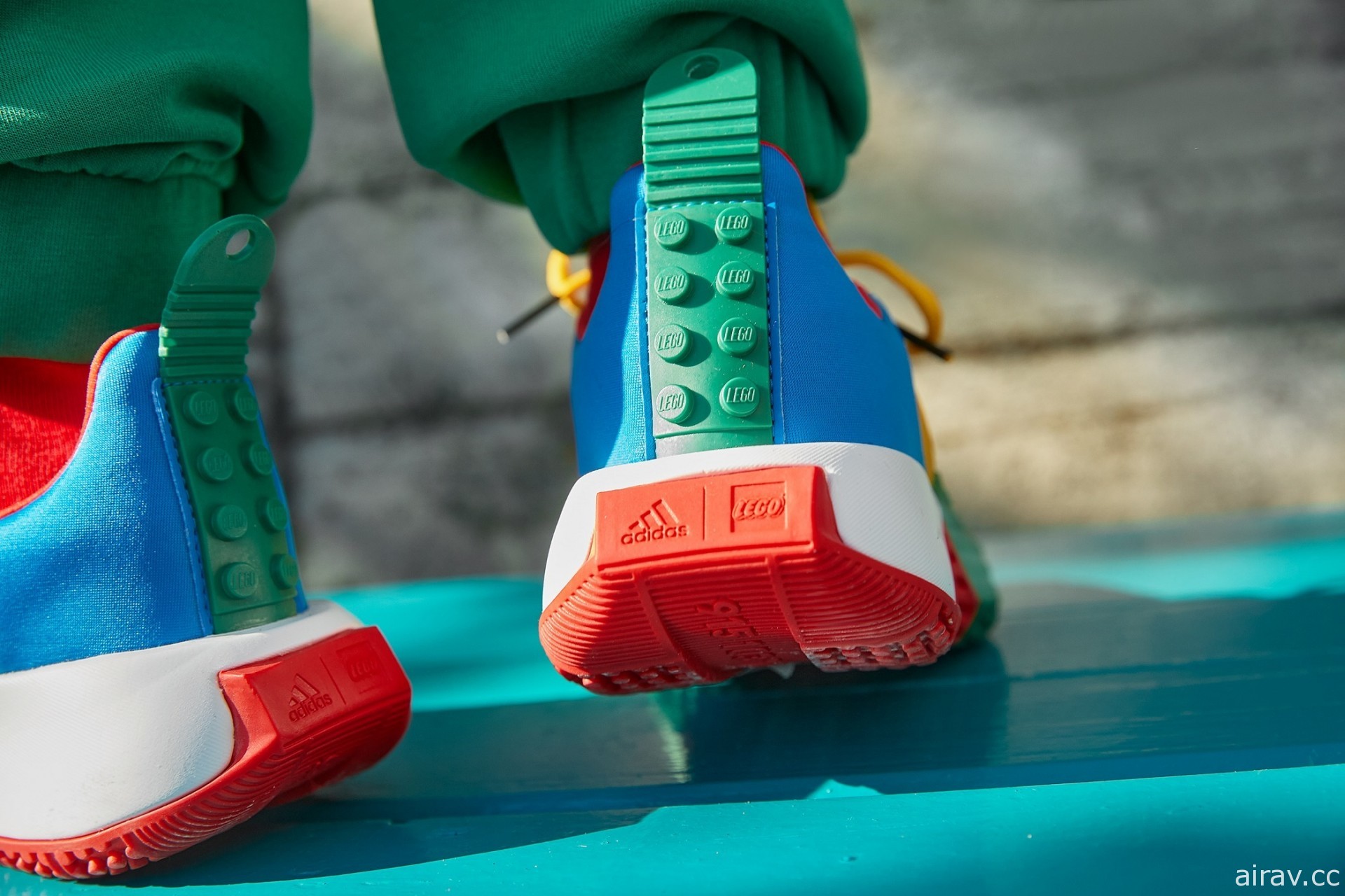 adidas x LEGO 展開聯名 推出一系列兒童鞋款與服飾