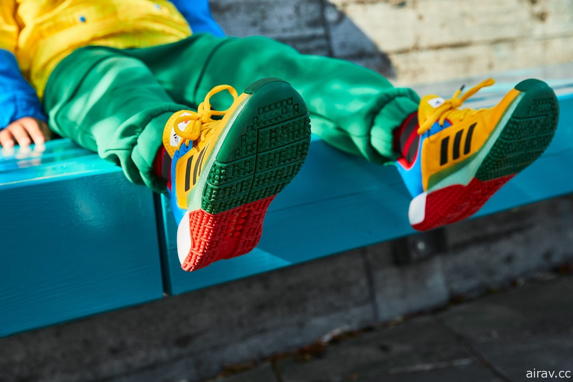 adidas x LEGO 展開聯名 推出一系列兒童鞋款與服飾