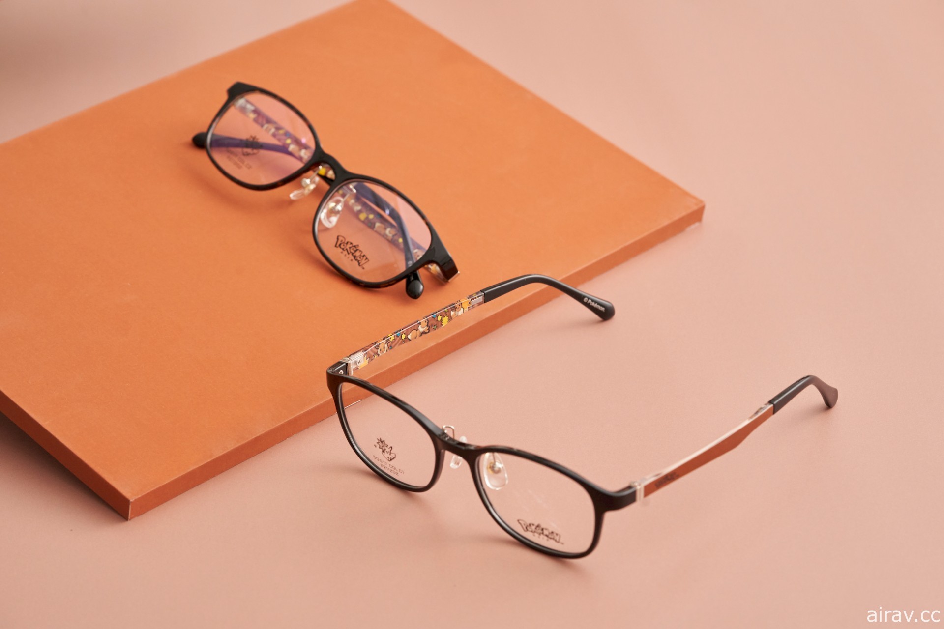小林眼镜 ×《宝可梦》联名镜架即日起正式推出 皮卡丘眼镜展示架同步上市