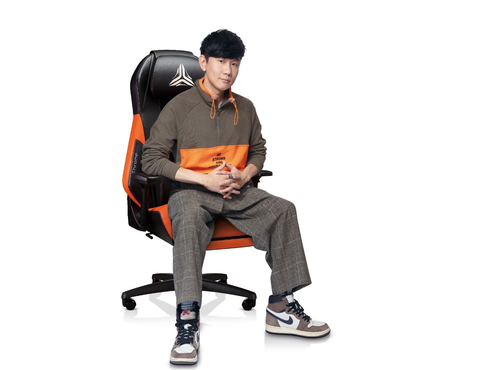 OSIM 與林俊傑合作全球限量 18 張訂製版電競按摩椅 贈送蕭敬騰、五月天阿信等名人開箱
