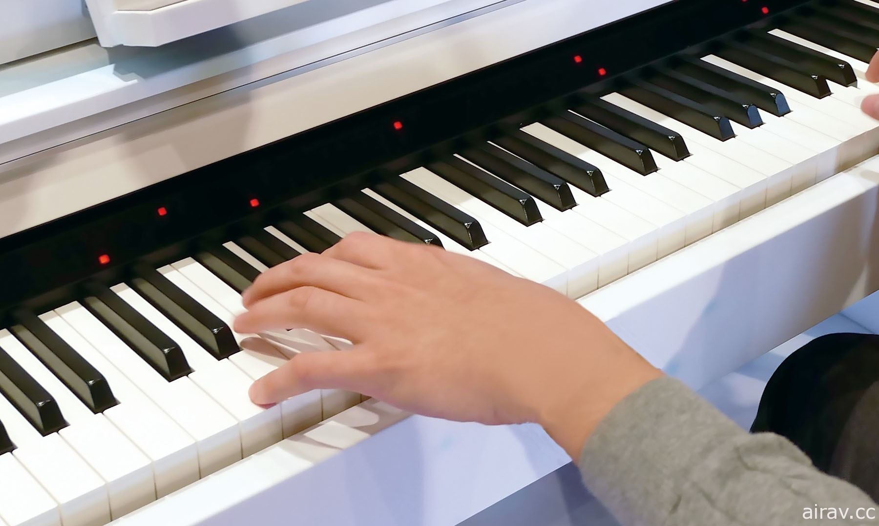 《世界计画》携手 YAMAHA 打造“世界计画・钢琴”使用 AI 技术为初音的演唱伴奏