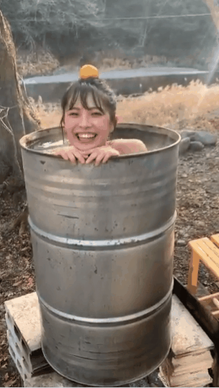 巨乳正妹野外挑战《铁桶泡澡》寺本莉绪这样浸在里面不会觉得烫吗？