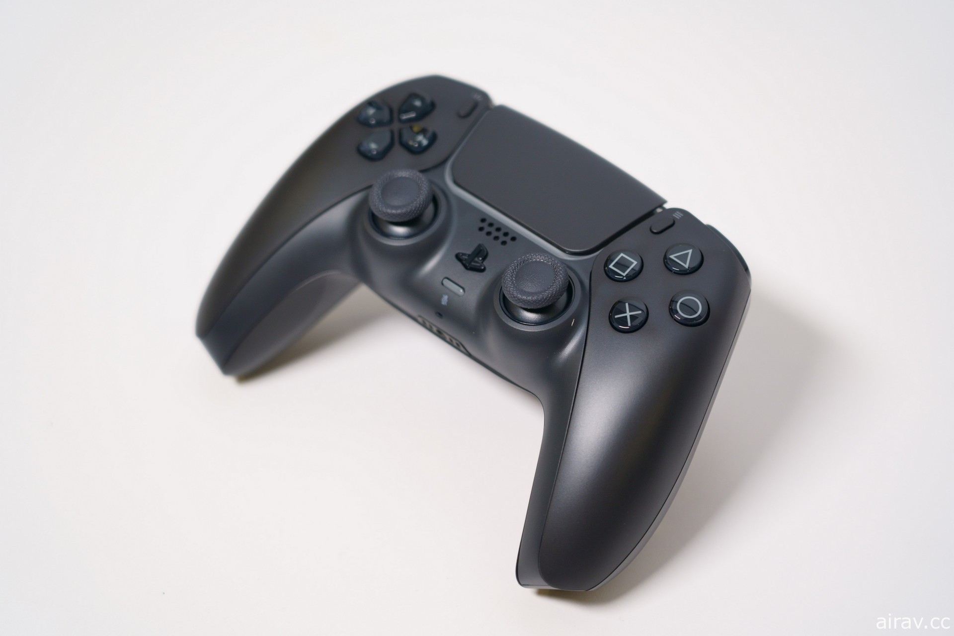 目标是 “忘了它的存在”！？ PS5 DualSense 控制器开发者专访揭露设计秘辛