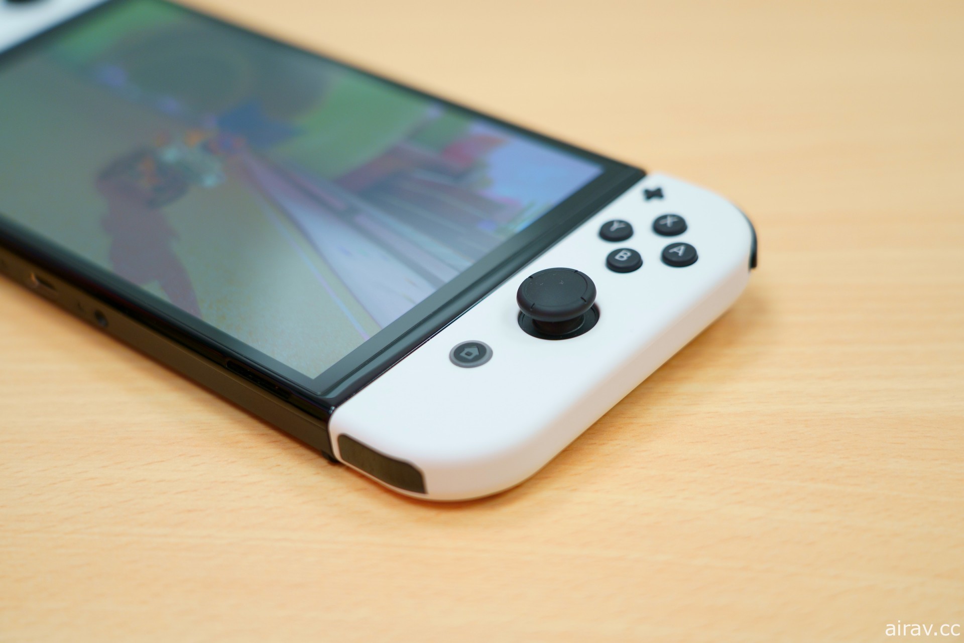 新型 Nintendo Switch OLED 主機搶先開箱報導 大幅提升攜帶遊玩體驗的正統進化