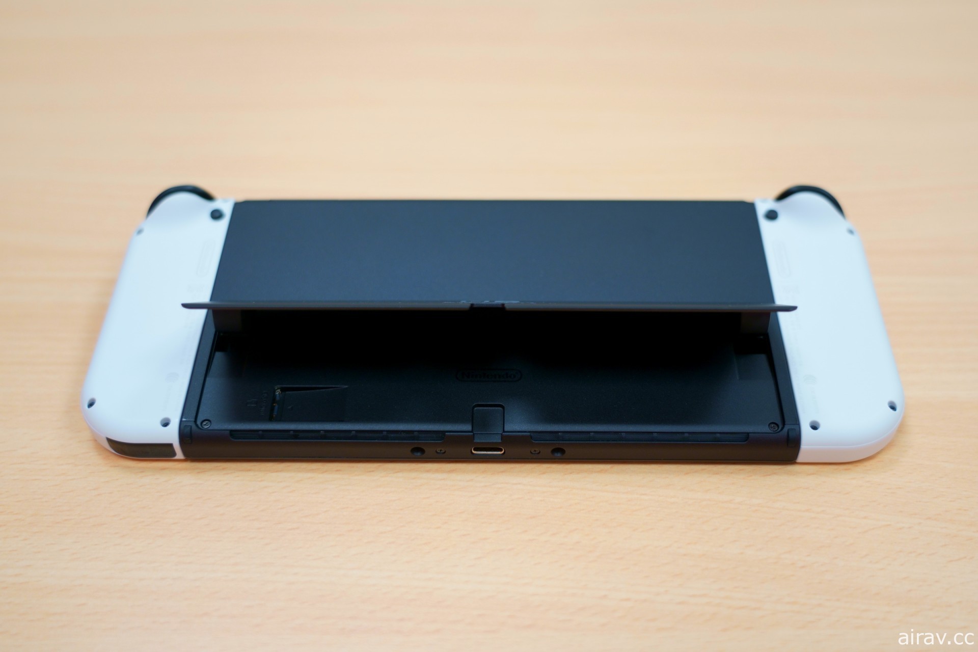 新型 Nintendo Switch OLED 主機搶先開箱報導 大幅提升攜帶遊玩體驗的正統進化